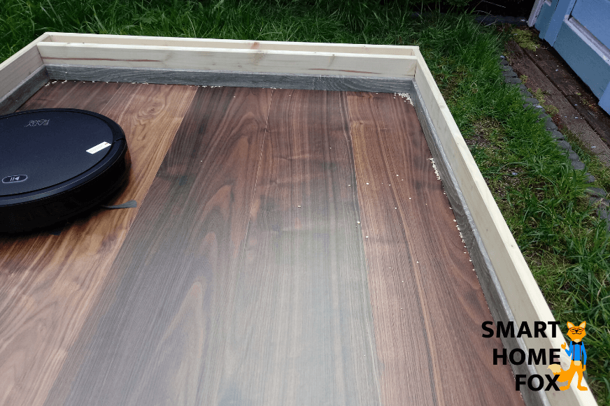 Easy Home Saugroboter von Aldi beim Saugtest entlang der Kanten und in Ecken auf Hartboden